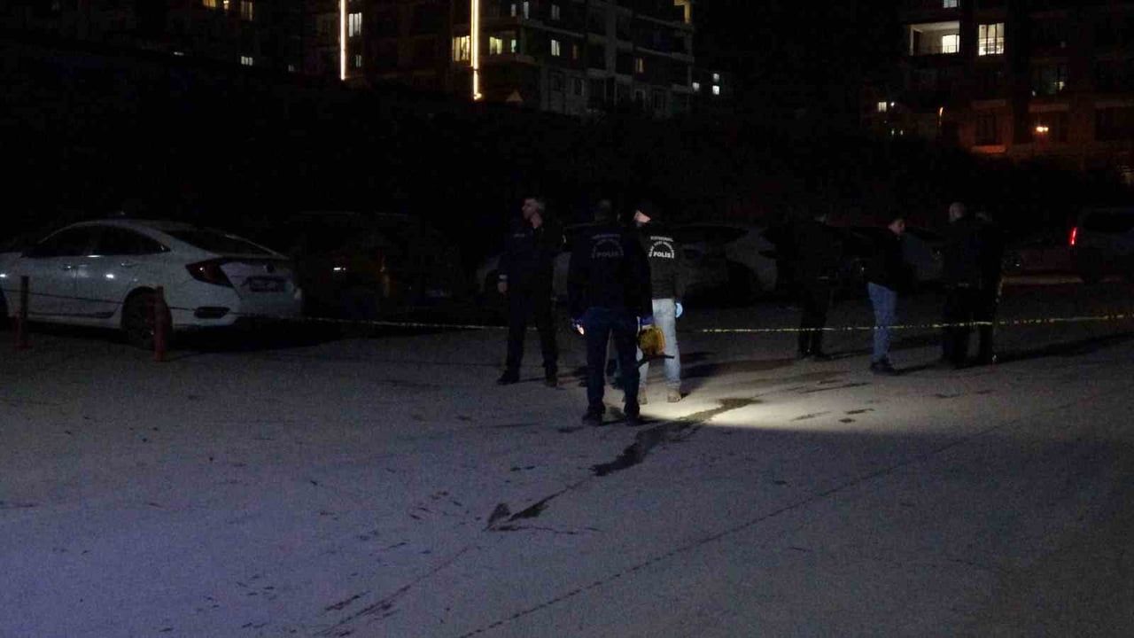 Malatya'da Polis Merkezi Önünde Bıçaklı Kavga: 3 Yaralı