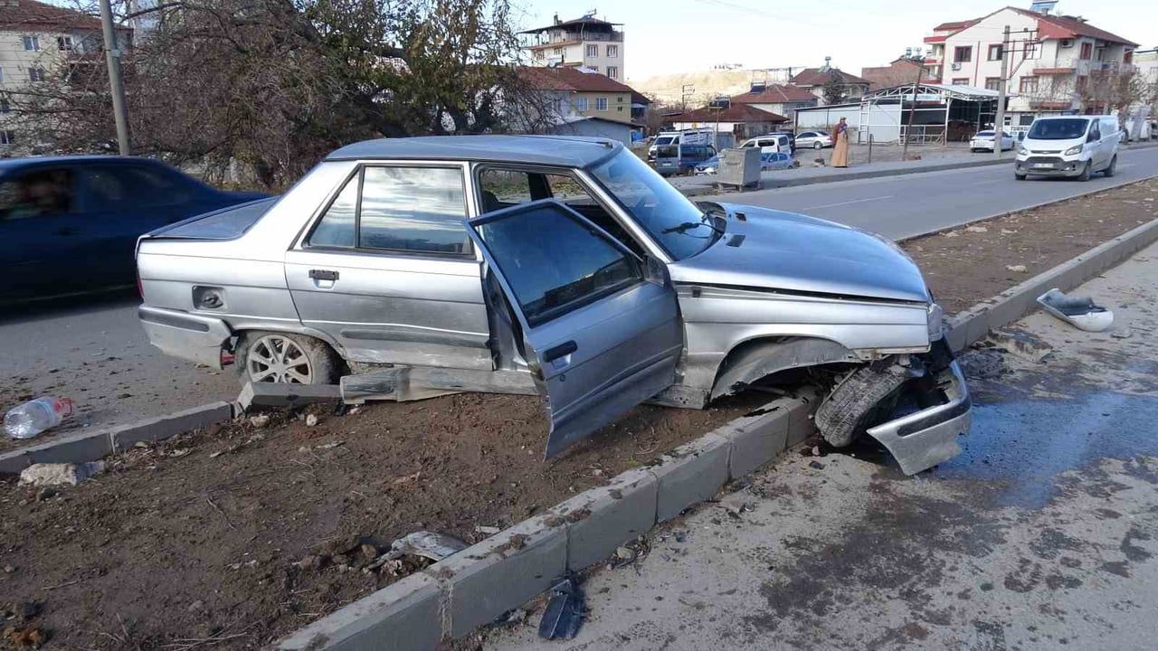 Malatya'da Temizlik Aracıyla Çarpışma: Otomobil Refüje Çıktı