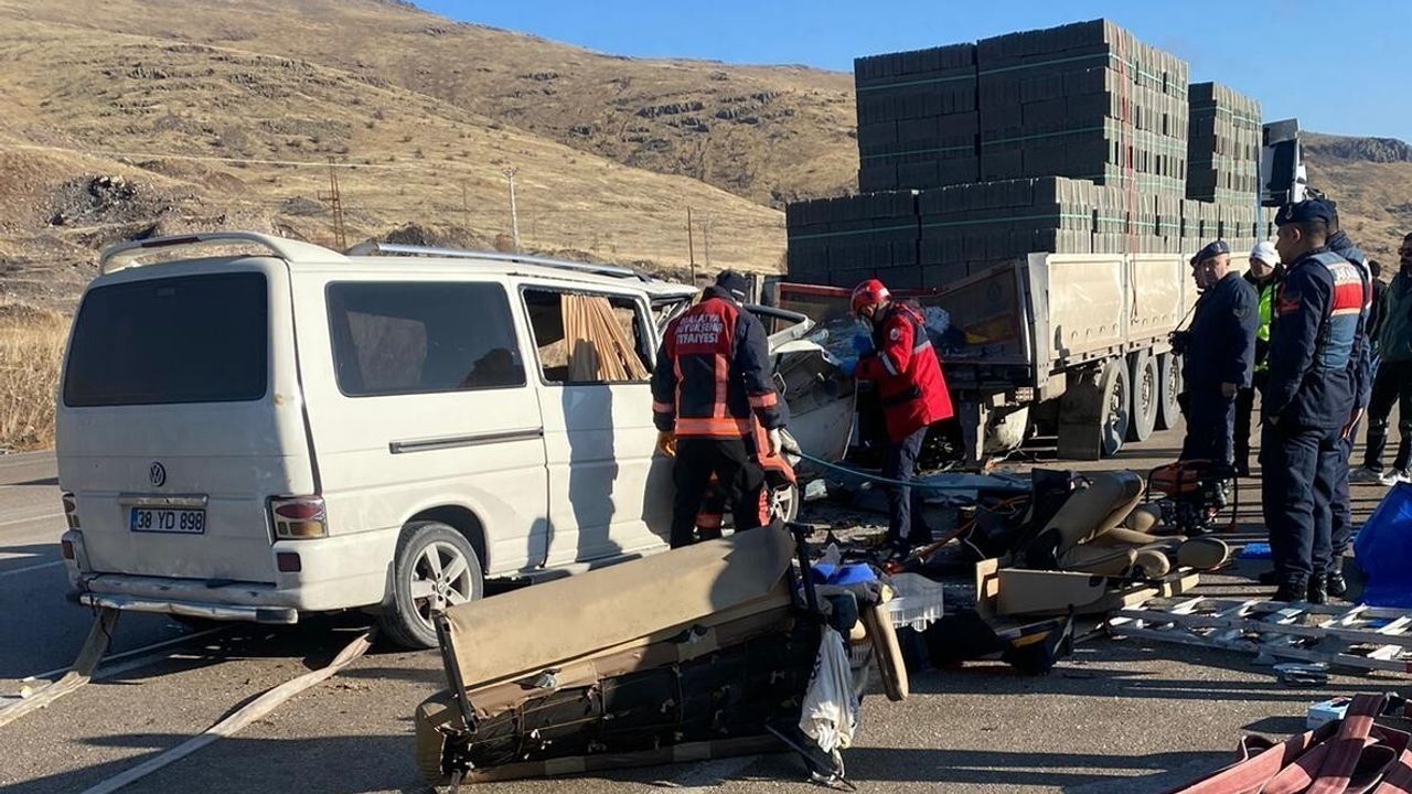 Malatya'da tır ile minibüs çarpıştı: 3 kişi hayatını kaybetti
