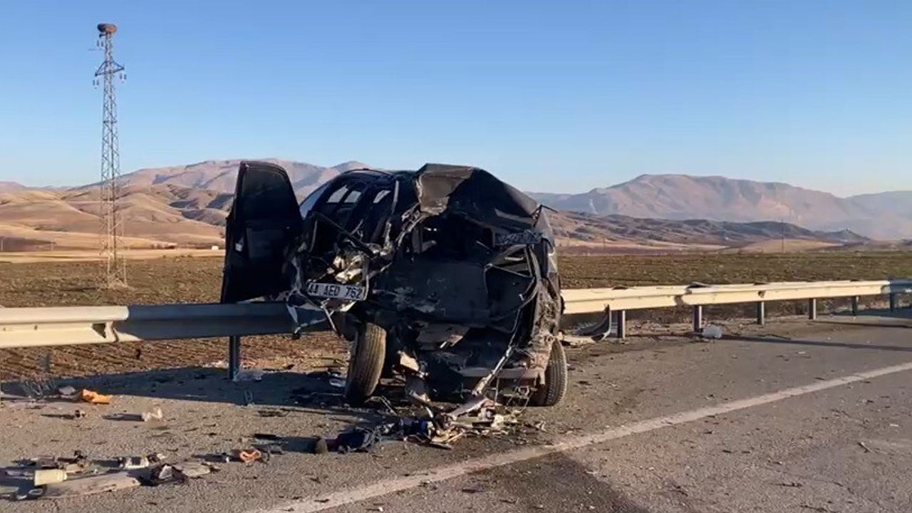 Malatya'da trafik kazası: Minibüs ile otomobil çarpıştı — 1'i ağır, 3 yaralı