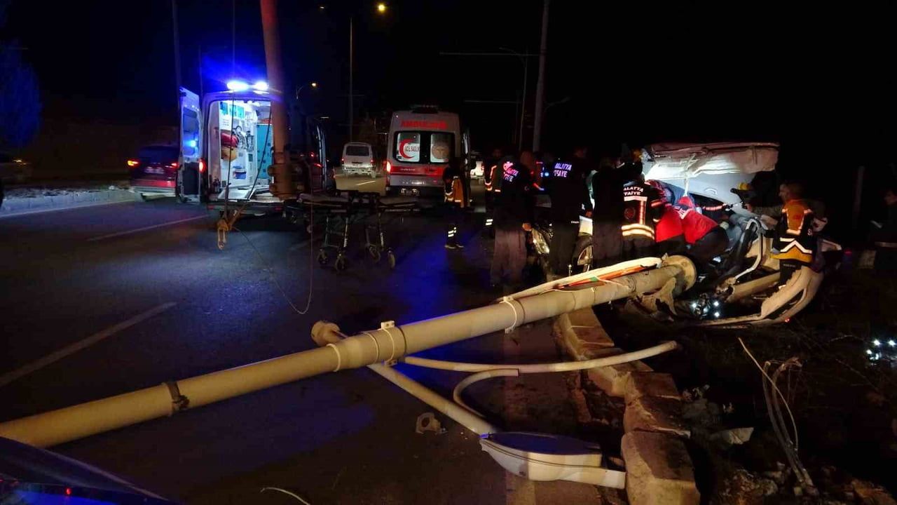 Malatya'da Trambüs Direğine Çarpan Araç Parçalandı: 1'i Ağır 2 Yaralı