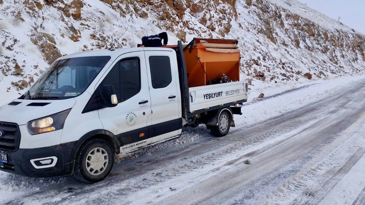 Malatya'da Yeşilyurt Belediyesi Karla Mücadeleyi 7/24 Sürdürüyor