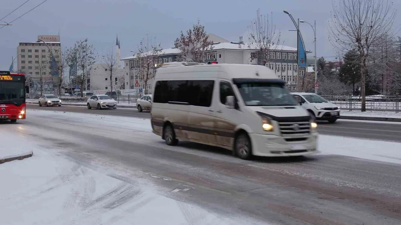 Malatya Valiliği'nden Trafik Uyarısı: Motosiklet ve Motorlu Kurye 31 Aralık 2025'te Trafiğe Çıkmasın