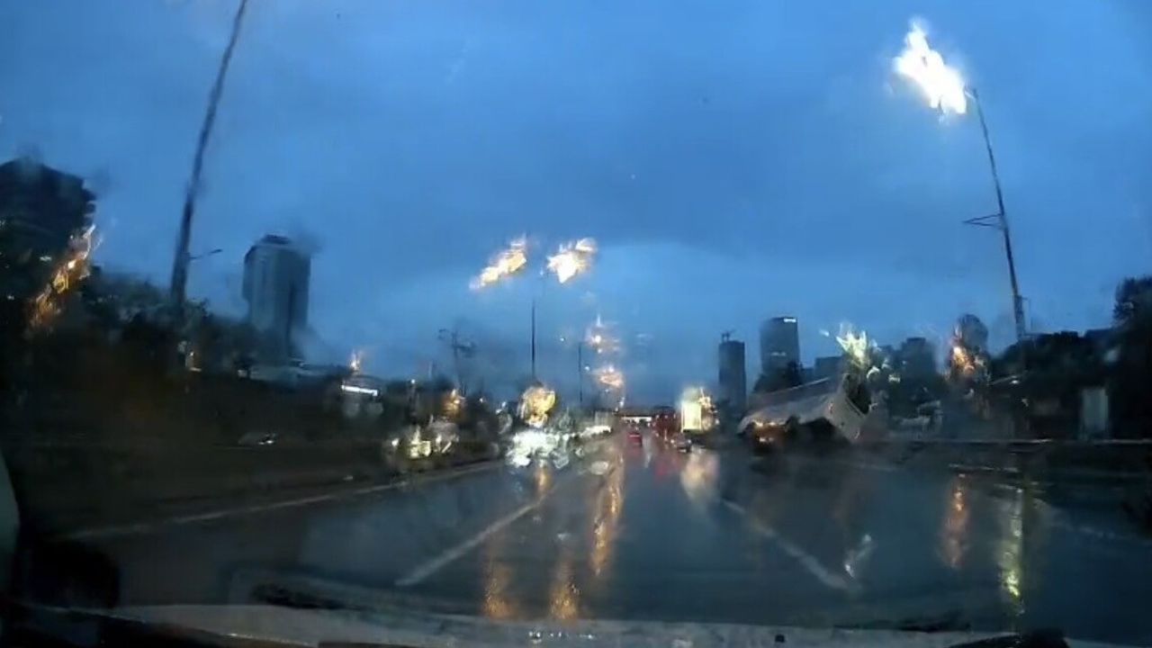 Maltepe'de Altur minibüs devrildi: 1'i ağır 11 yaralı