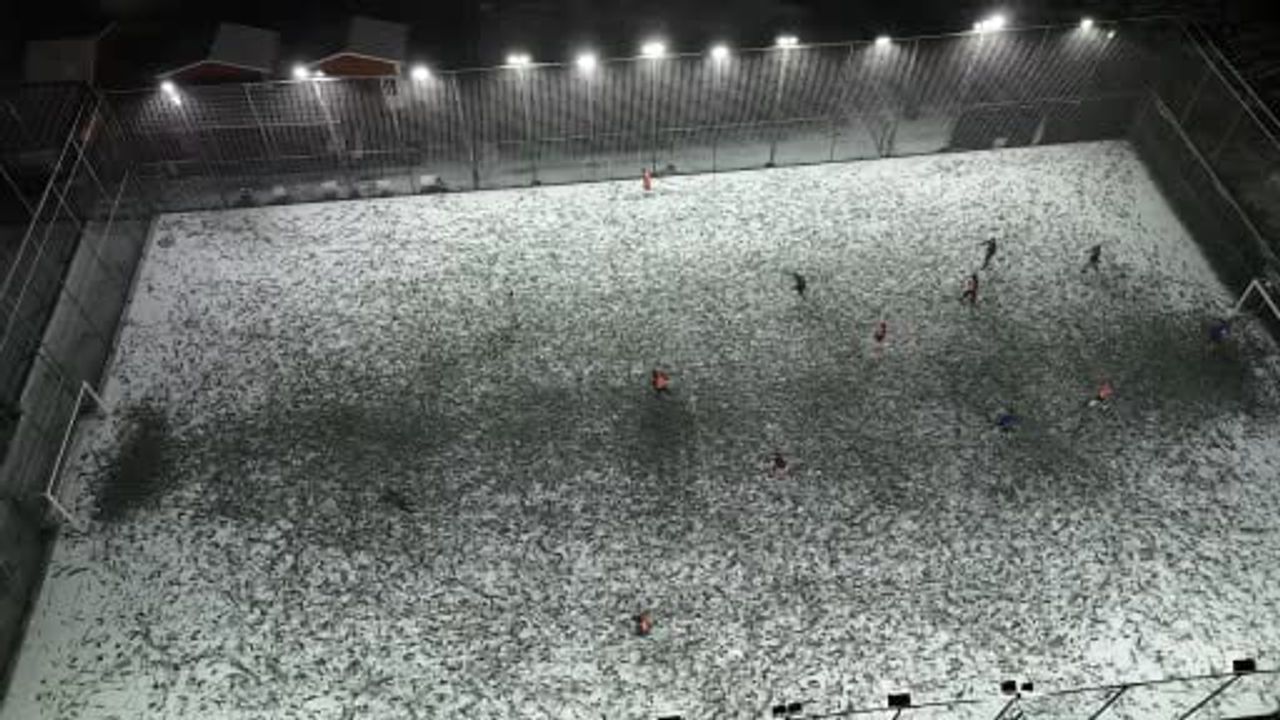 Maltepe'de Kar Altında Halı Saha Maçı