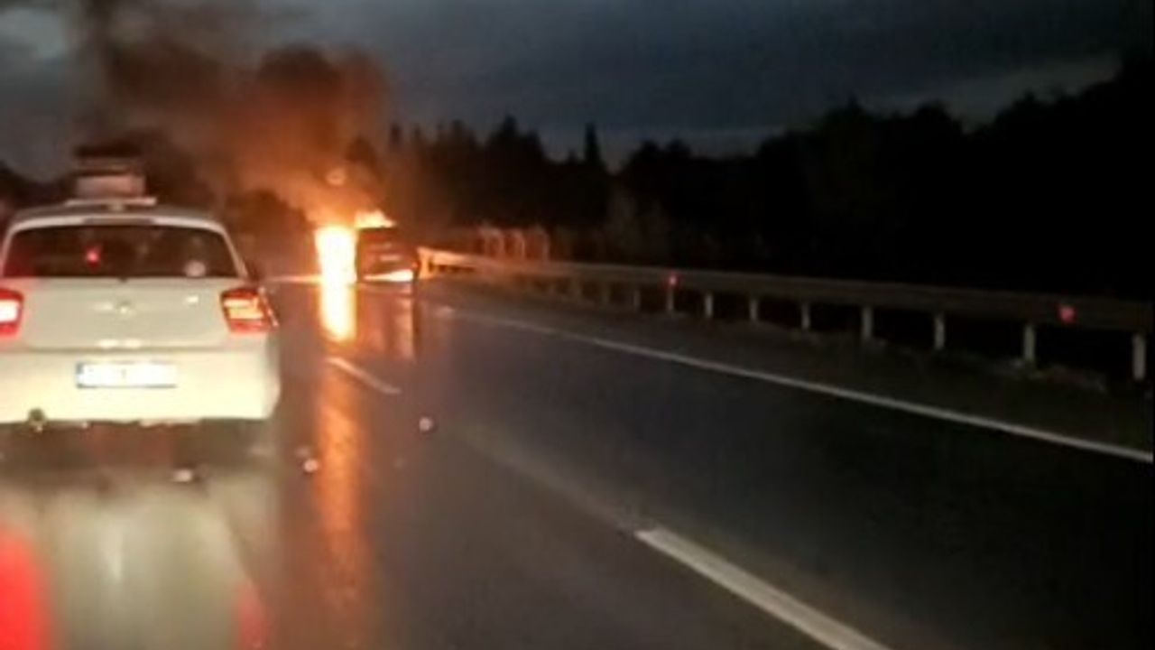 Manavgat'ta D-400'de Seyir Halindeki Araç Alev Aldı