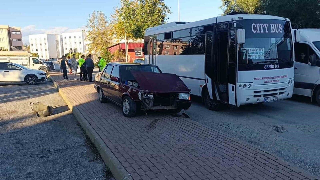 Manavgat'ta ehliyetsiz sürücü minibüs ve motosiklete çarptı: 1 yaralı