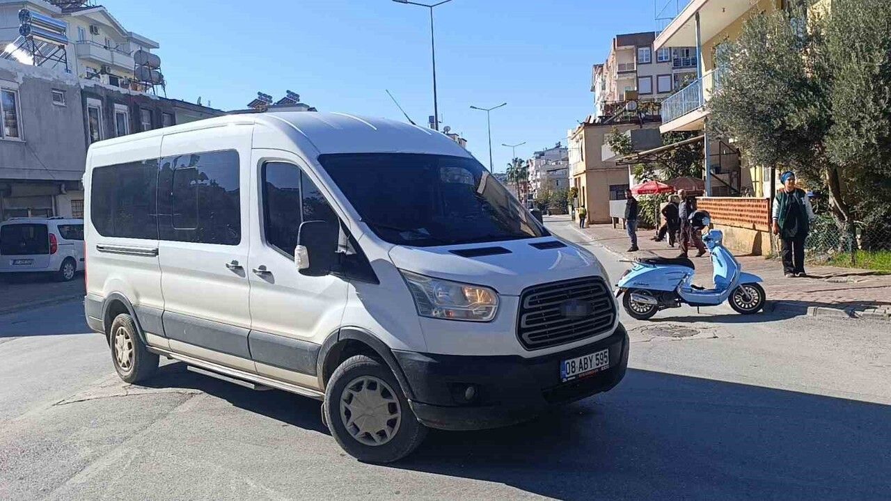 Manavgat'ta Minibüsle Çarpışan Motosiklet Sürücüsü Yaralandı