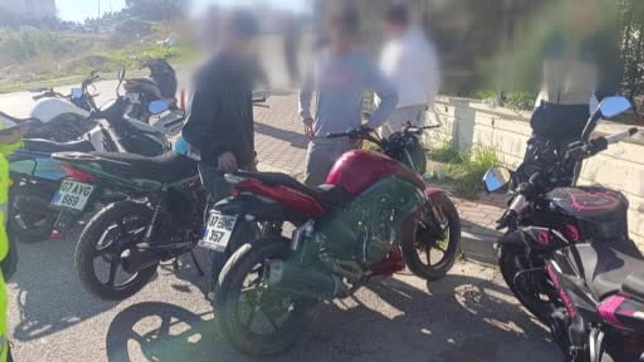 Manavgat'ta motosiklet çarpan 6 yaşındaki kız yaralandı; sürücü 100 metre sonra yakalandı
