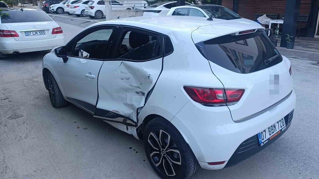 Manavgat'ta Motosiklet Otomobile Çarptı: 1 Yaralı