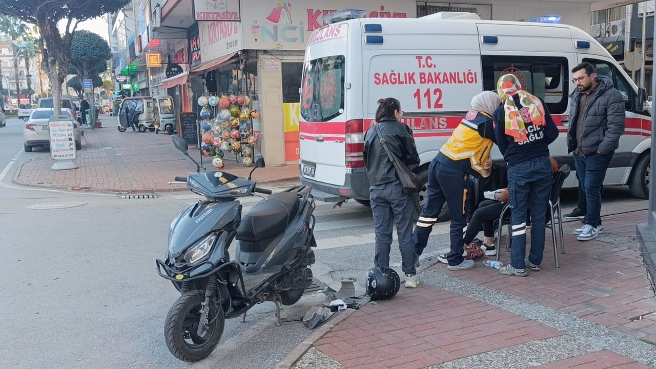 Manavgat'ta Motosiklet Otomobille Çarpıştı: Genç Sürücü Yaralandı