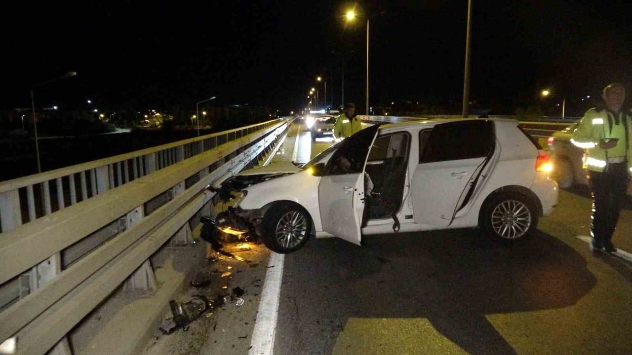 Manavgat'ta Otomobil Bariyerlere Çarptı: 2 Yaralı