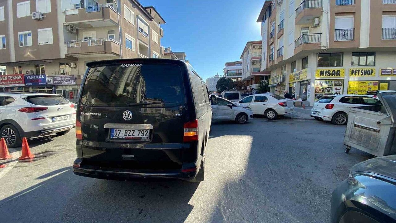 Manavgat'ta Otomobil ile Hafif Ticari Araç Çarpıştı — Kaza Anı Kamerada