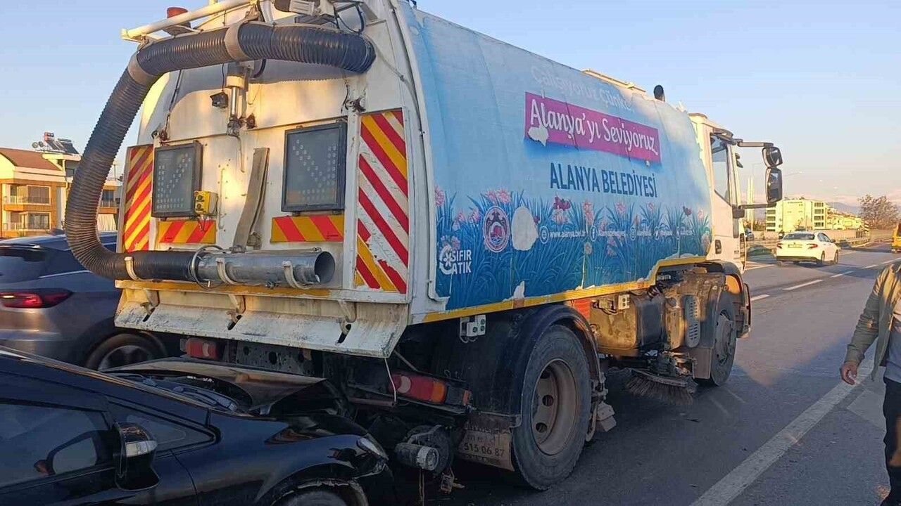 Manavgat'ta Otomobil Yol Süpürme Aracına Arkadan Çarptı — D-400'de Trafik Tek Şeritten