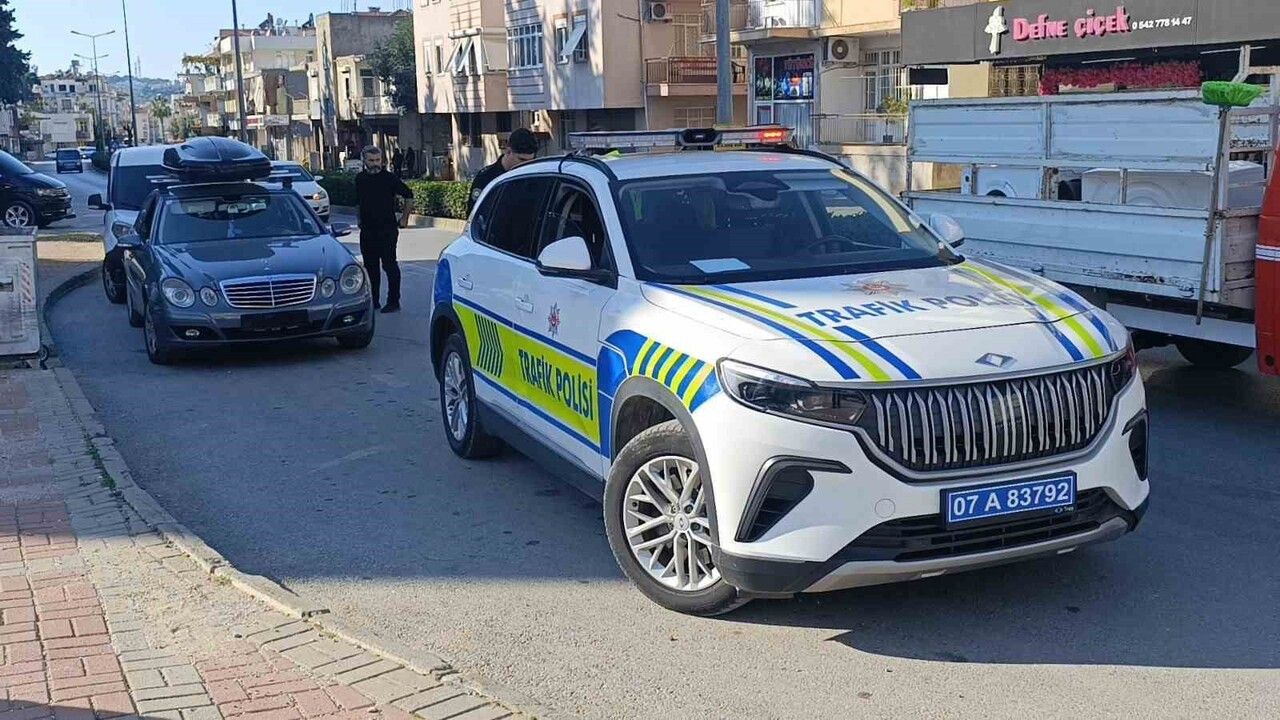 Manavgat’ta plakası bezle kapatılan Mercedes plakasız çıktı