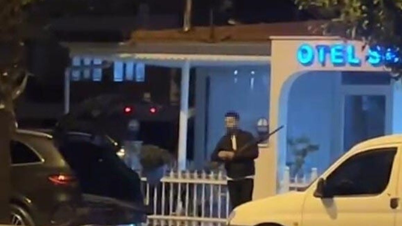 Manavgat'ta Pompalı Tüfekli Saldırı: Park Halindeki Araçlara Çarptı, İşletmeci Yaralandı