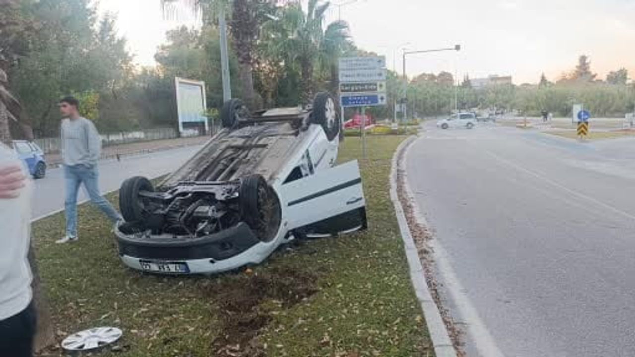 Manavgat’ta Refüje Çarpan Araç Ters Döndü: Sürücü Hafif Yaralı