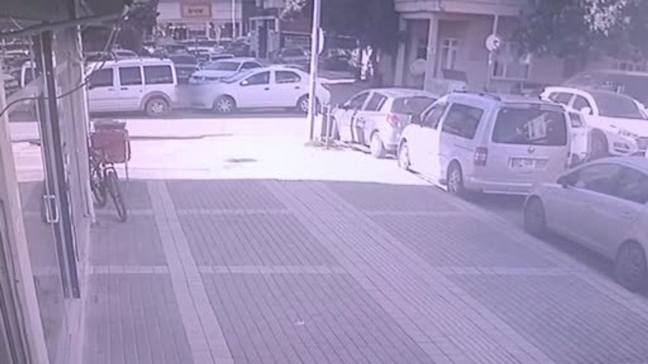 Manavgat'ta Sokak Kavşağında Kaza — Otomobil ile Hafif Ticari Araç Çarpıştı, Görüntüler Kamerada