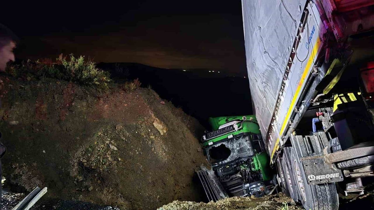 Manavgat'ta tır şarampole devrildi — sürücü ağır yaralandı