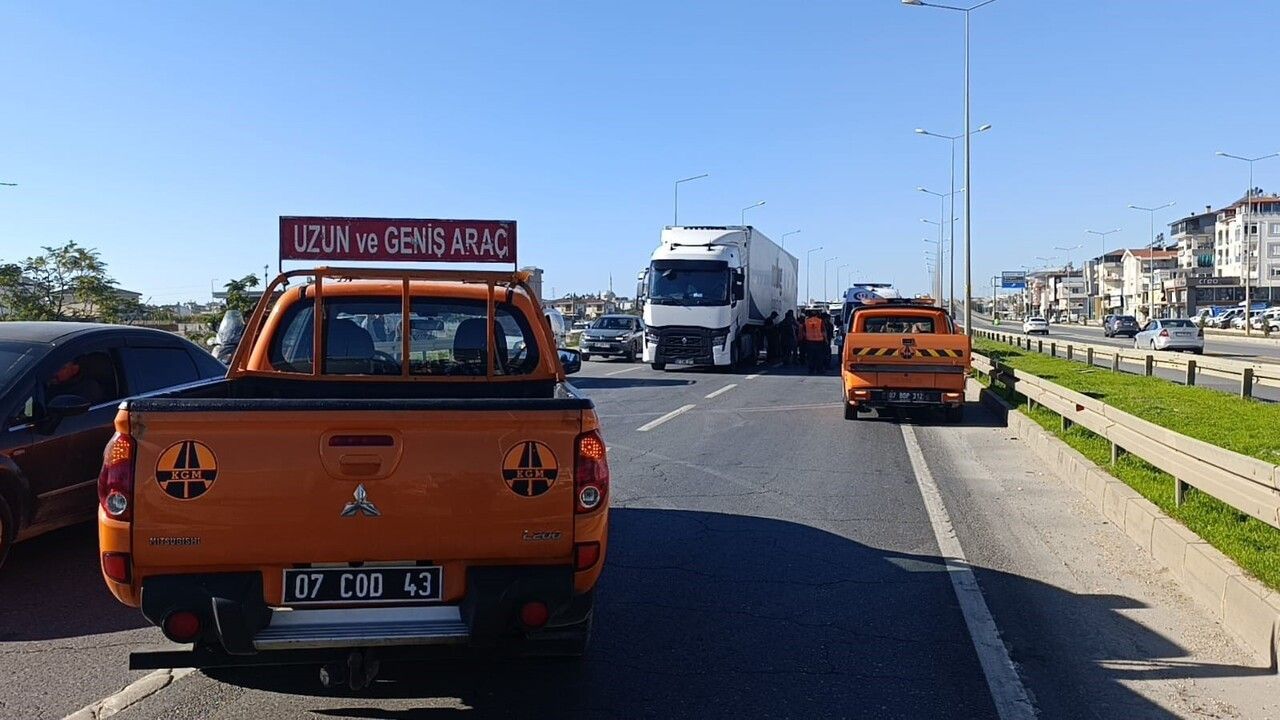 Manavgat'ta Tırın Altında Kalan Karayolları İşçisi Yaşamını Yitirdi