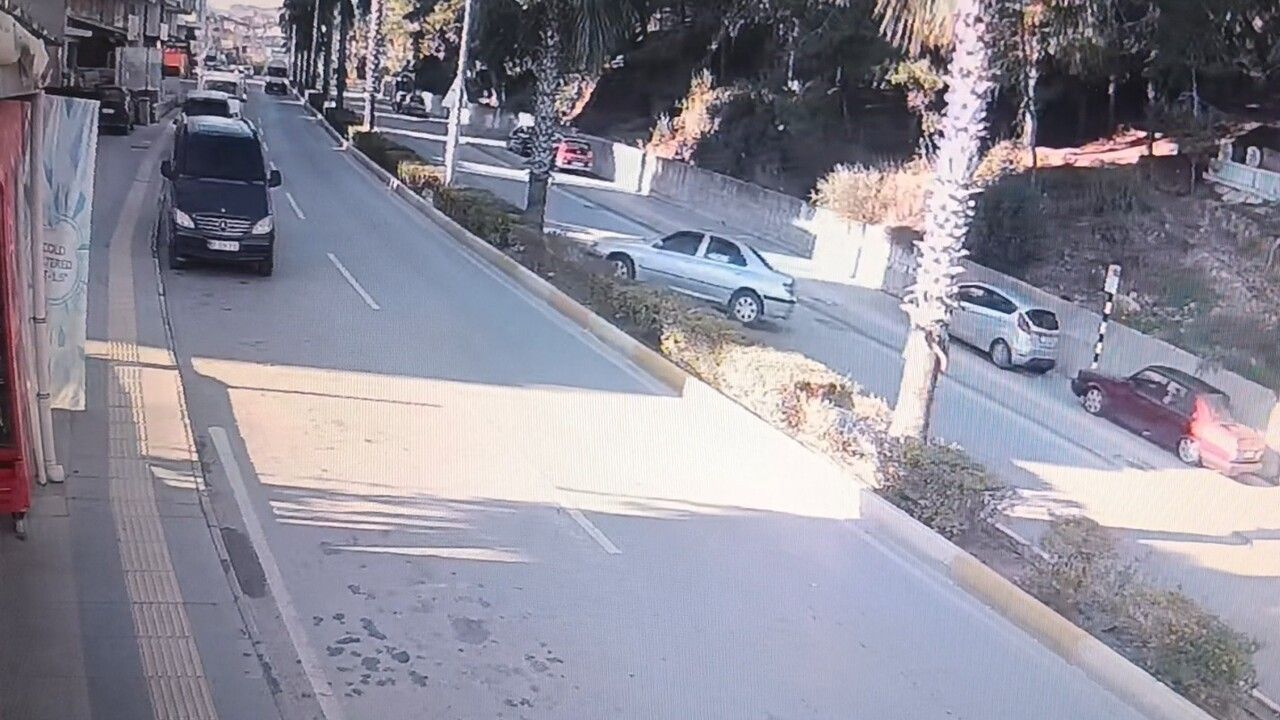 Manavgat’ta Virajı Alamayan Otomobil Direğe Çarparak Takla Attı: 2 Yaralı