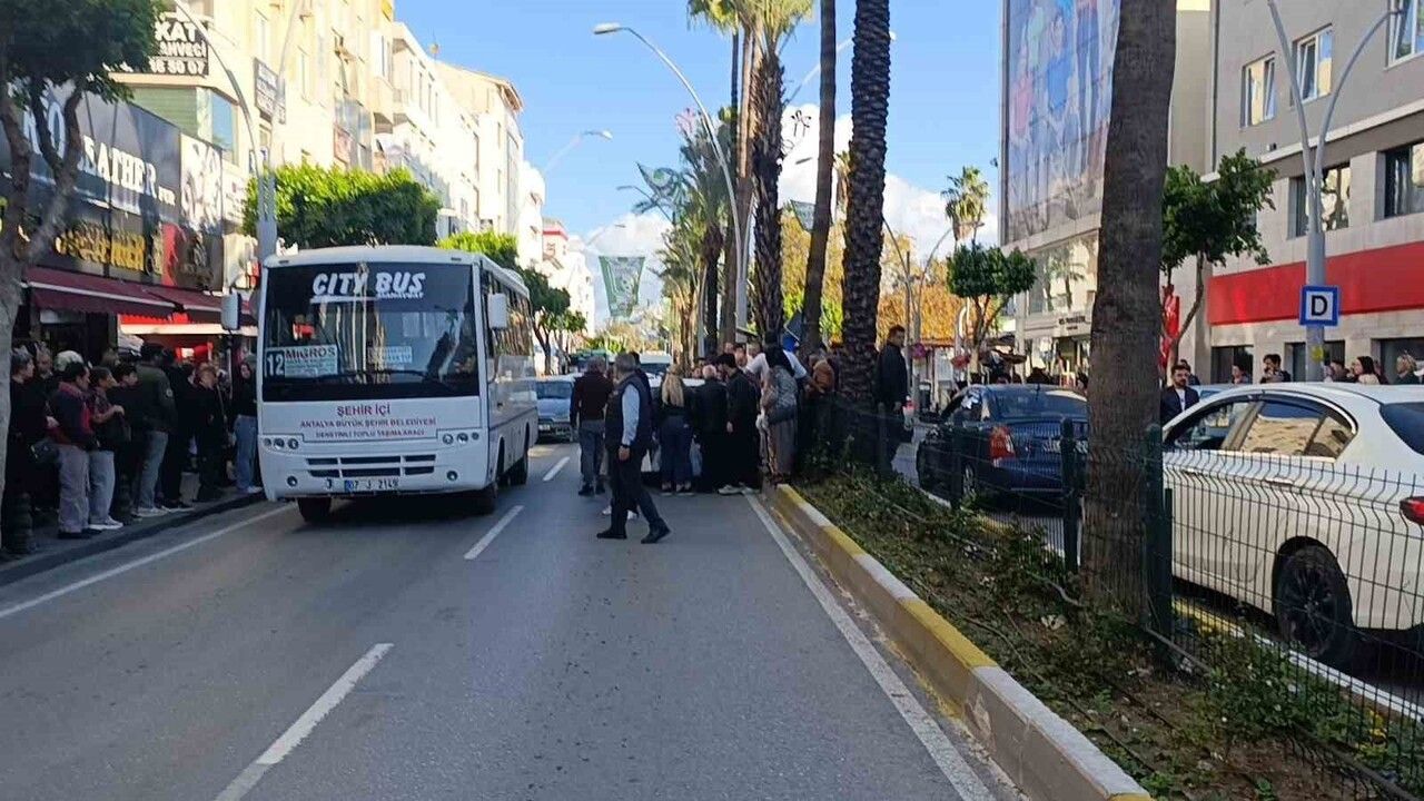 Manavgat'ta Yaya Geçidinde Kaza: Otomobil Yaşlı Adama Çarptı
