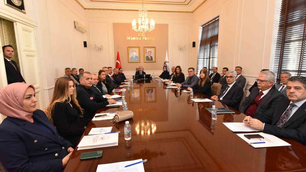 Manisa'da Aileyi Güçlendirme Toplantısı — Vali Vahdettin Özkan Başkanlığında