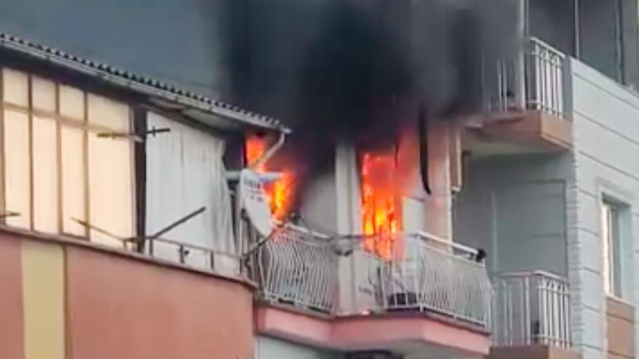 Manisa'da Ev Yangını: 6 Kedi Telef Oldu, 2 Kişi Dumandan Etkilendi