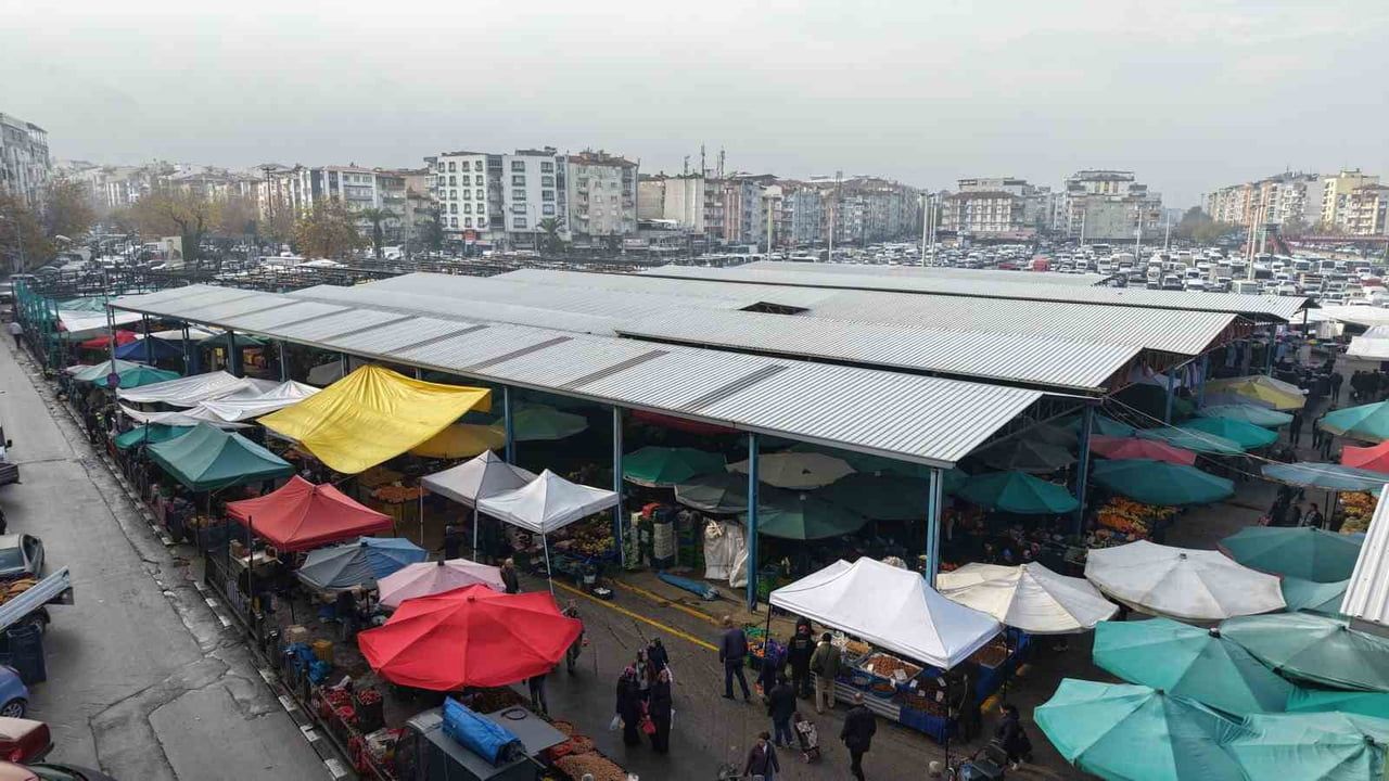 Manisa'da Perşembe Pazarı'nın Çatı Yenileme Çalışmaları Sona Yaklaştı