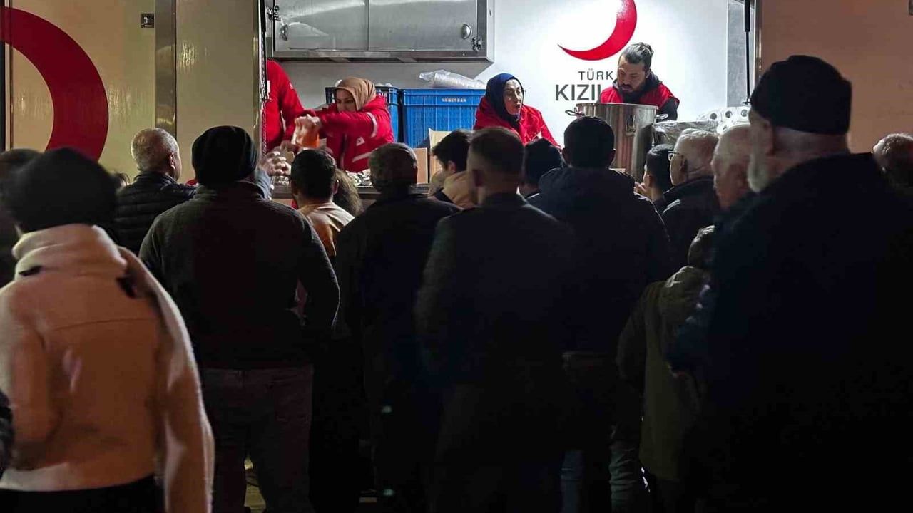 Manisa'da Türk Kızılay'dan Regaip Kandili'nde Bin Kişilik İkram