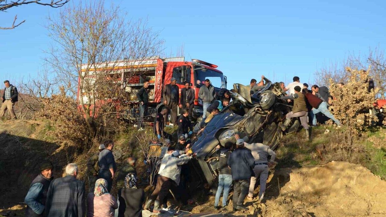 Manisa Demirci'de Şarampole Devrilen Otomobil: 88 Yaşındaki Sürücü Yaralandı
