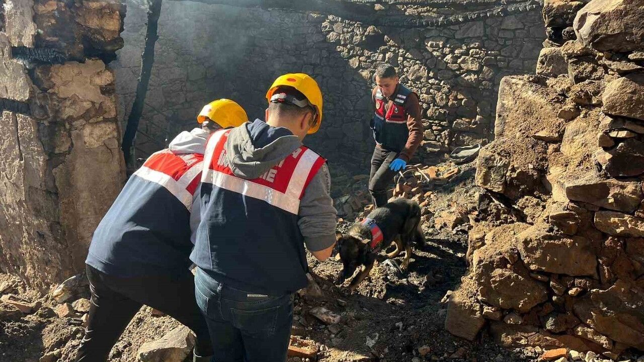 Manisa Gördes'te 5 Evin Kül Olduğu Yangında 65 Yaşındaki Kadın Öldü