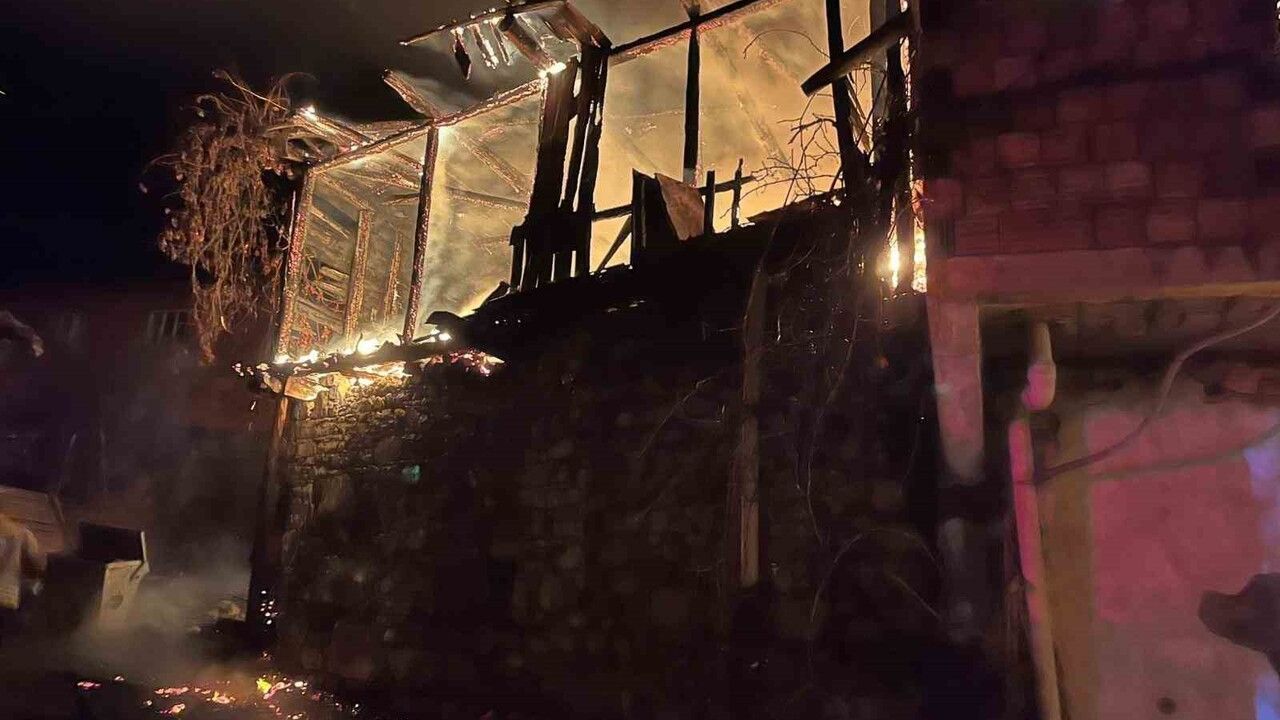 Manisa Gördes'te Yangın: 1 Ölü, 2 Yaralı