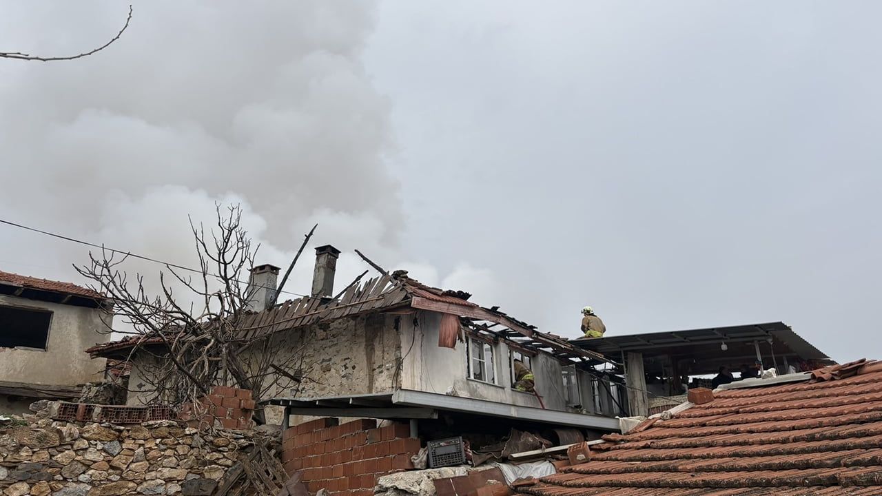 Manisa Kula'da Ev Yangını: 2 Katlı Müstakil Ev Kullanılamaz Hale Geldi