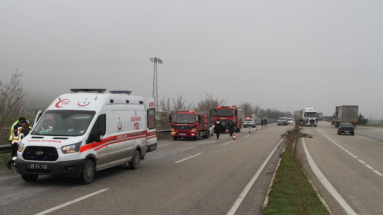 Manisa Kula'da Kontrolden Çıkan Otomobil Refüje Çarptı: 1 Ölü, 1 Yaralı