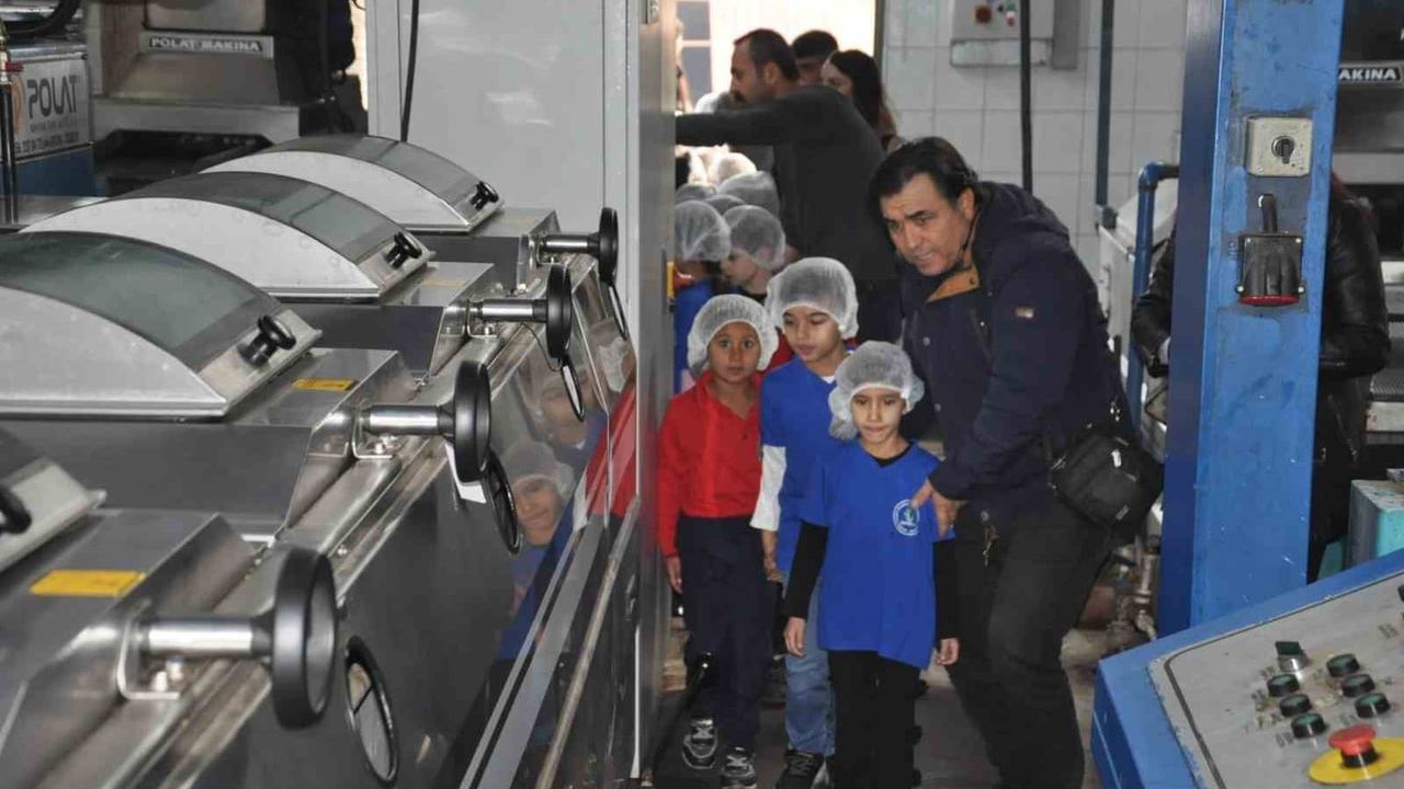 Manisa Salihli'de 'Zeytin 5.0 Projesi'yle Minikler Ağaçtan Sofraya Üretti