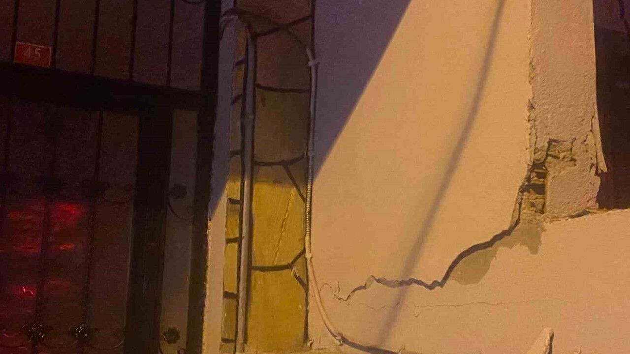 Manisa Turgutlu'da Çatlak Alarmı: İki Bina Tahliye Edildi