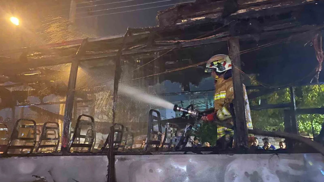 Manisa Turgutlu'da Servis Otobüsü Alev Aldı — 4 Motosiklet Hasar Gördü