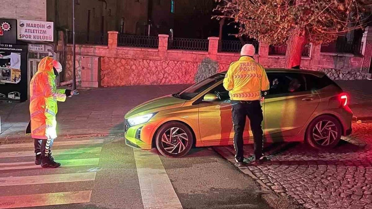 Mardin Artuklu'da Denetim: 66 Araç Sürücüsüne Ceza, Yüksek Sesle Müzik Yayınına Müdahale