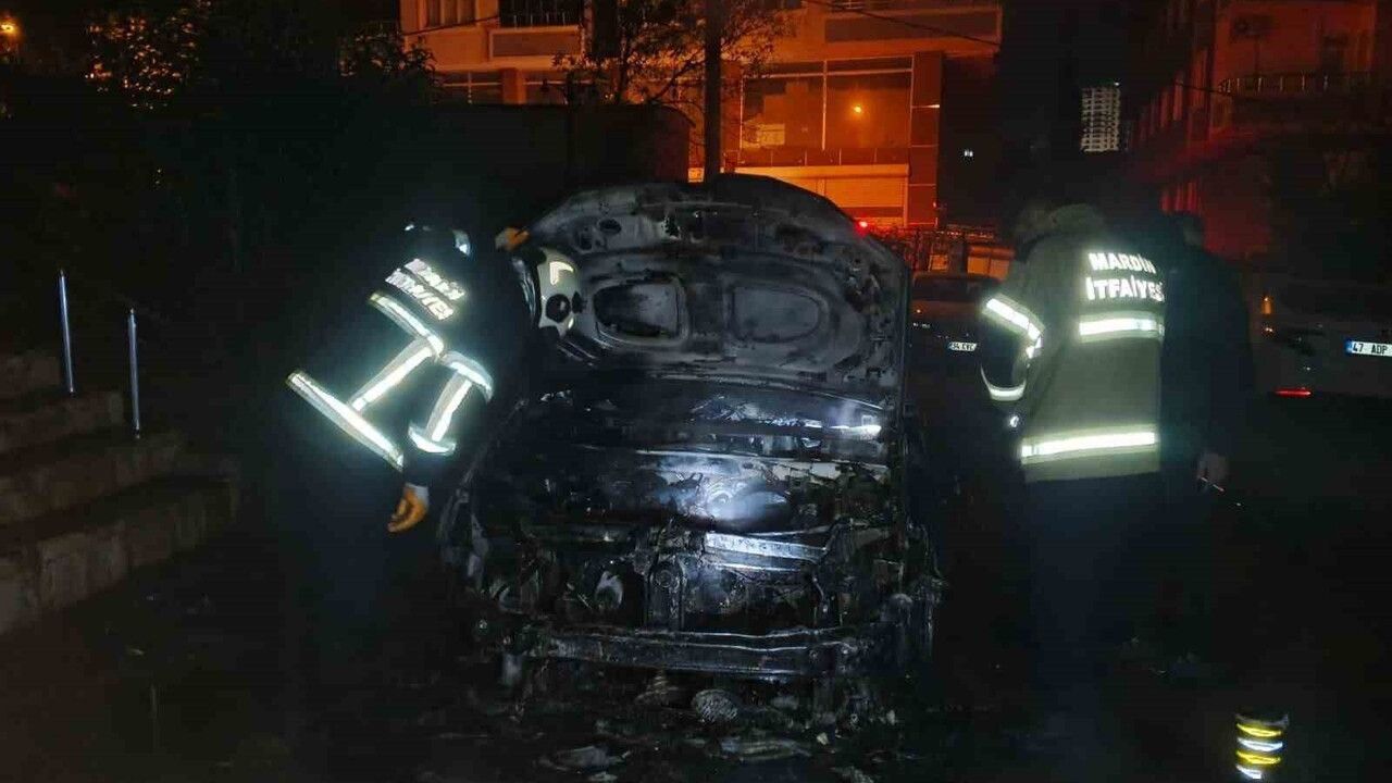 Mardin Artuklu'da Park Halindeki Otomobilde Yangın Söndürüldü