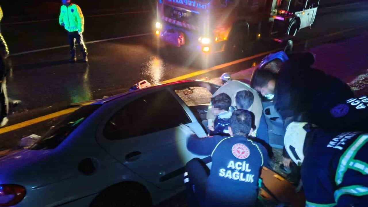 Mardin'de Şarampole Devrilen Otomobil: 2 Yaralı