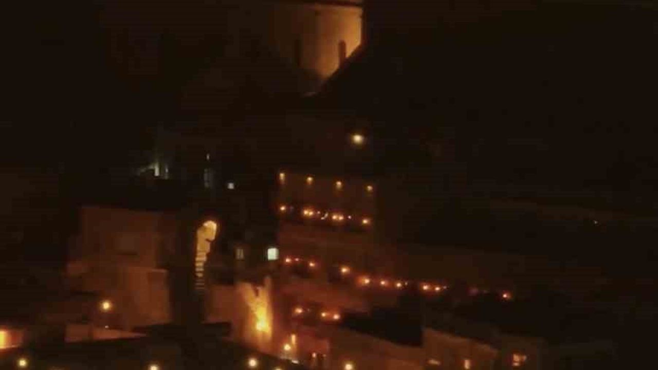 Mardin'de Sisle Bütünleşen Gece: Valilikten Kartpostallık Dron Görüntüleri