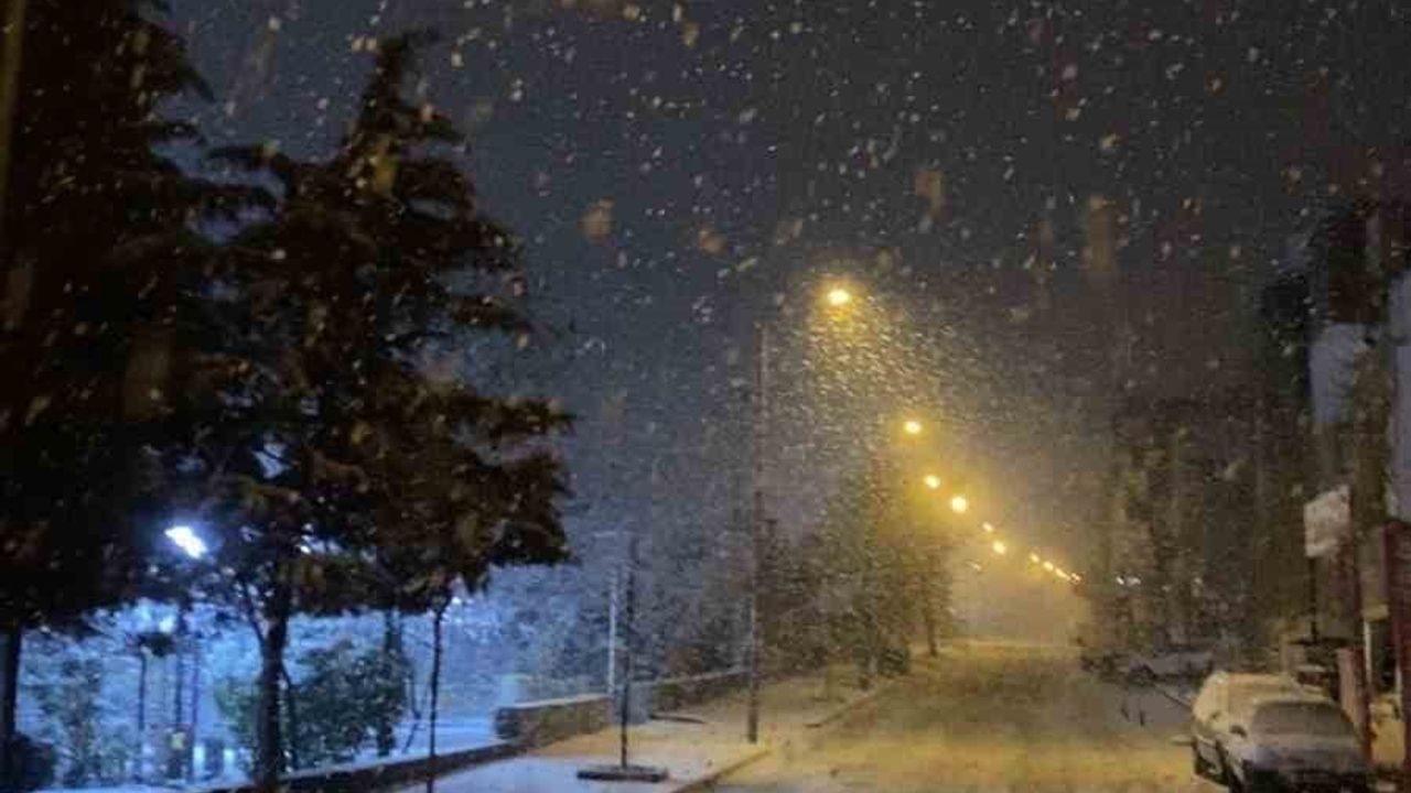 Mardin Mazıdağı'nda Mevsimin İlk Karı Beyaza Bürüdü