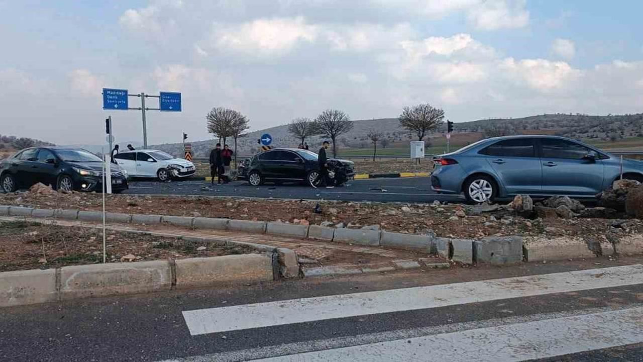 Mardin Mazıdağı Üçyolu'nda Zincirleme Trafik Kazası: Can Kaybı Yok, Maddi Hasar Var