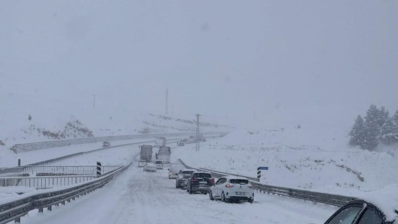 Mardin ve Diyarbakır'da Kar Esareti: Yollar Kapandı