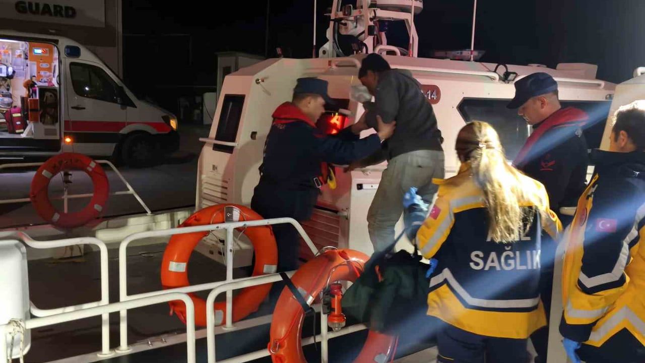 Marmaris Açıklarında Yaralanan Balıkçı Sahil Güvenlik Tarafından Tıbbi Tahliye Edildi