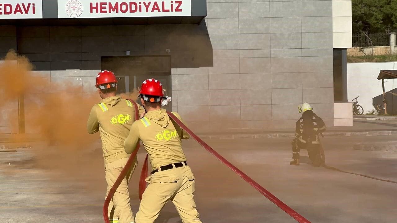 Marmaris Devlet Hastanesi'nde Gerçeğini Aratmayan Deprem-Yangın Tatbikatı