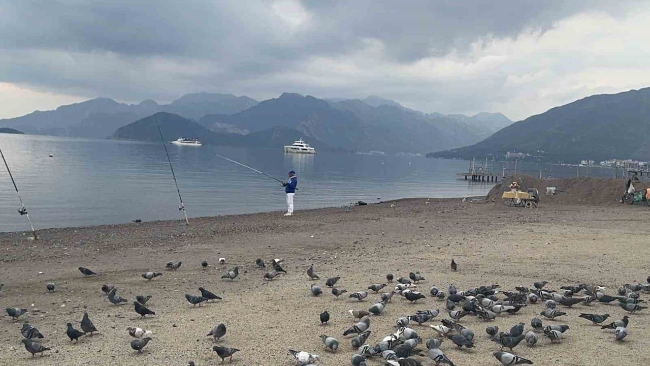 Marmaris'in Simgesi Çiçekli Masa: Halk Plajı'nda Turistlerin Yeni Noktası