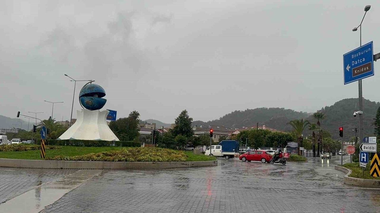 Marmaris’te 24 saatte metrekareye 60 kilogram yağış: Deniz renk değiştirdi