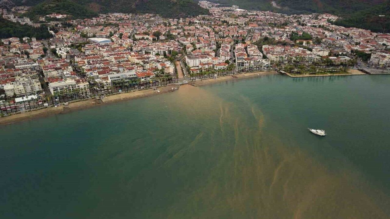 Marmaris'te Çamur Rengi Deniz ve Karaya Oturan Tekneler Havadan Görüntülendi